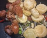 Foto langkah ke 4 dari resep Tumis Tofu Sosis.