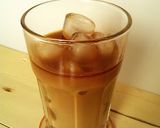 Foto del paso 4 de la receta: Caffe latte con hielo y vainilla