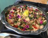 Une image de l'étape 11 de Salade de riz au saumon frais tomates et fleurs comestibles.