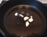 Foto del paso 2 de la receta: Patatas con huevos estrellados