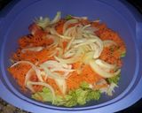 Foto del paso 5 de la receta: Ensalada de lechuga, tomate, zanahoria, cebolla y huevo duro