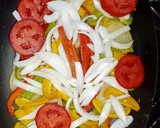 Foto del paso 4 de la receta: Lubina al horno con guarnición🐟🐟🐟🍅🍅🥔🥔🧅🧅