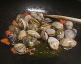 A picture of step 1 of Spaghetti alle vongole con pomodorini.