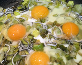 Foto del paso 7 de la receta: Revuelto picante de gulas y puerro