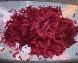 चविष्ट आणि पौष्टिक बीटरूट हलवा..(Beetroot Halwa Recipe In Marathi) रेसिपी स्टेप 2 फोटो 