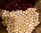 Hình bước làm 1 của món Chè sen long nhãn táo đỏ