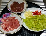 รูปขั้นตอนการทำที่ 1 ของ หมูตับผัดพริกหนุ่ม