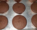 Foto langkah ke 4 dari resep Cupcake coklat panggang no mixer.