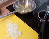 Foto del paso 2 de la receta: Salsa de cerezas y reducción al vino tinto (para acompañar carnes)