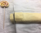 Foto del paso 3 de la receta: Piruletas 🍭 de hojaldre (de lomo🐷y queso 🧀)