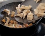 Foto del paso 5 de la receta: Patatas revolconas con salteado de setas de chopo
