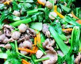 Hình bước làm 2 của món Mì Gói Xào Lòng Gà,Nấm