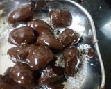 A picture of step 4 of Coconut Dates Chocolate.