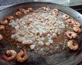 Foto del paso 2 de la receta Paella de pulpo, langostinos y gambas