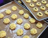 Foto langkah ke 3 dari resep Butter Cookies .