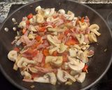 Foto del paso 5 de la receta: Empanada de hojaldre con bacon, cebolla, pimiento rojo, champiñones y nata para cocinar