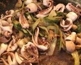 Foto del passaggio 3 della ricetta Spaghetti totani cicoria cimata e pesto di prezzemolo