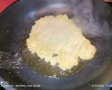 Foto del paso 2 de la receta Huevos fritos sobre torta de patata