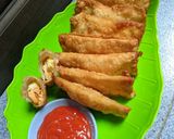 Foto langkah ke 5 dari resep Pangsit Goreng Isi Orak Arik Telur Sosis.