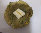 A picture of step 4 of Chessy cracker and chips with sauce.