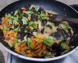 Foto langkah ke 6 dari resep Tumis Brokoli Wortel Jamur.