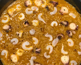 Foto del paso 3 de la receta: Fideuá de pulpo y gambas con alioli