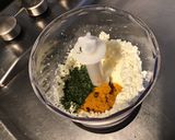 Une image de l'étape 4 de Sauce ail, persil, feta, citron et curcuma (pour poissons).