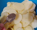 صورة لخطوة 2 من وصفة ڨراتان بطاطا بالحليب 🥔🥛