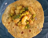 சப்பாத்தி ரோல் /உருளை கிழங்கு பட்டாணி வறுவல் ரெசிபி ஸ்டேப் 3 புகைப்படம்