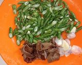 Foto langkah ke 1 dari resep 57. Oseng Kacang + Jamur Kuping.