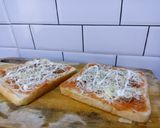 Foto langkah ke 3 dari resep Roti Tawar Pizza.