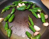 Foto del paso 3 de la receta Migas de pan con pimientos de Padrón