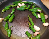 Foto del paso 3 de la receta: Migas de pan con pimientos de Padrón