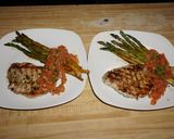 Foto del paso 5 de la receta: MEDALLONES DE LOMO DE CERDO A LA PLANCHA CON SALSA DE TOMATE FRESCA Y ESPÁRRAGOS ASADOS.JON STYLE