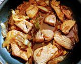 Foto del paso 3 de la receta: Atún encebollado con patatas al microondas