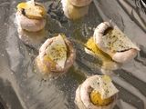 Champiñones rellenos de huevo de codorniz y jamón
