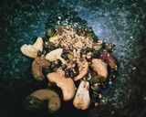 Foto del paso 2 de la receta: Wok de verduras y gambas con aceite esencial de frutos secos