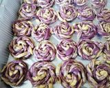 Foto del passaggio 8 della ricetta Pane alle rose con barbabietola e olio evo