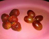Foto langkah ke 1 dari resep Infused water (strawberry & anggur).