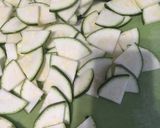 Tejszínes-krémsajtos cukkini szalonnás alappal recept fázis 2 fotója