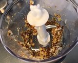 Une image de l'étape 2 de Sauce salade à la moutarde à l'ancienne et ail mariné.