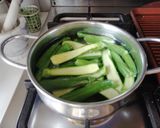 Foto del passaggio 1 della ricetta Piccole zucchine gratinate vegetariane