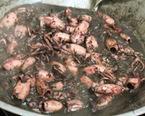 Foto langkah ke 3 dari resep Cumi item masak lada bawang putih cepat mudah ala rumah.