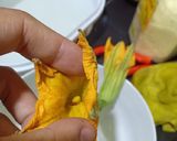 Hình bước làm 1 của món Bông bí nhồi tôm thịt chiên giòn