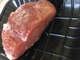 Lomo de cerdo curado y envuelto