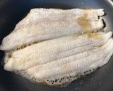 A picture of step 2 of Sole Meunière.