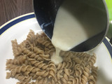 Tallarines con salsa blanca, champiñones y camarones