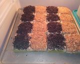 Foto langkah ke 5 dari resep Bolu potong jadul topping.
