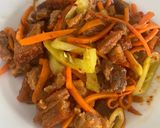 รูปขั้นตอนการทำที่ 5 ของ ผัดพริกแกงหมูกรอบ (หมูกรอบจากหม้อทอดไร้น้ำมัน)