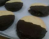 Foto del paso 7 de la receta: Alfajores rellenos de limón y bañados en chocolate 🍋🍫